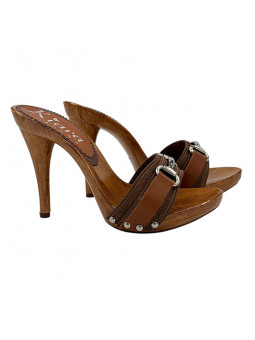 BROWN CLOGS WITH ACCESSORY...