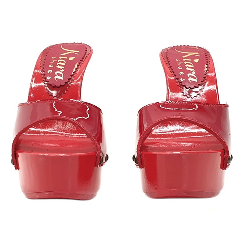 RED CLOGS IN PATENT LEATHER