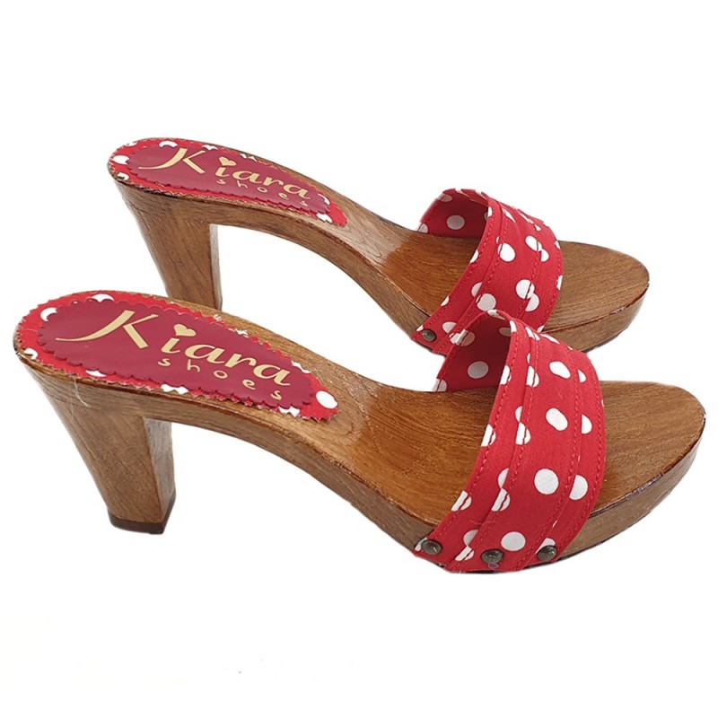 CÓMODOS ZUECOS ROJOS CON LUNARES BLANCOS