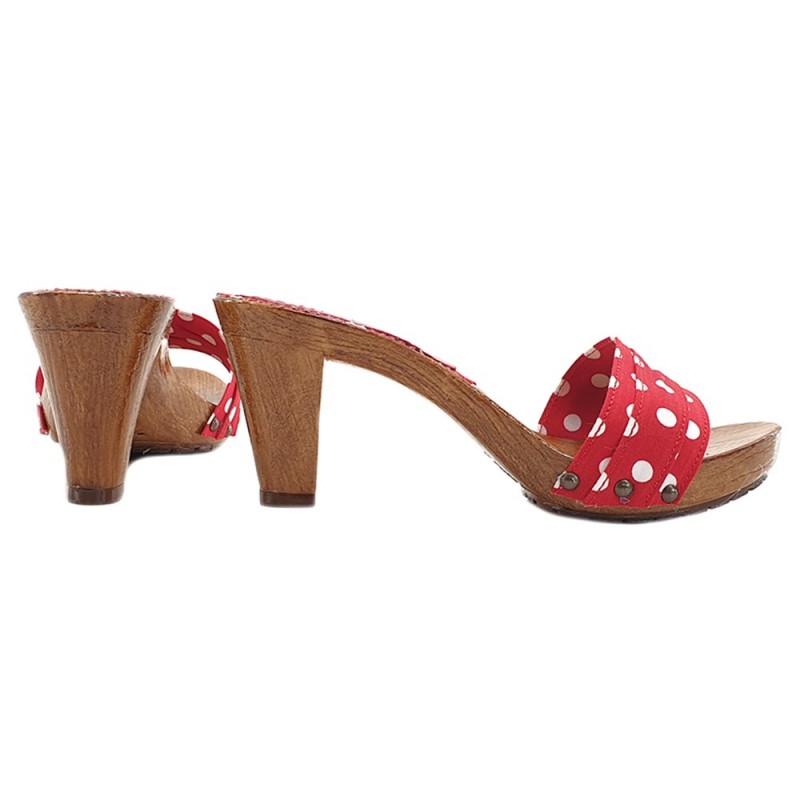 CÓMODOS ZUECOS ROJOS CON LUNARES BLANCOS