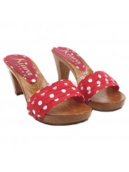 CÓMODOS ZUECOS ROJOS CON LUNARES BLANCOS