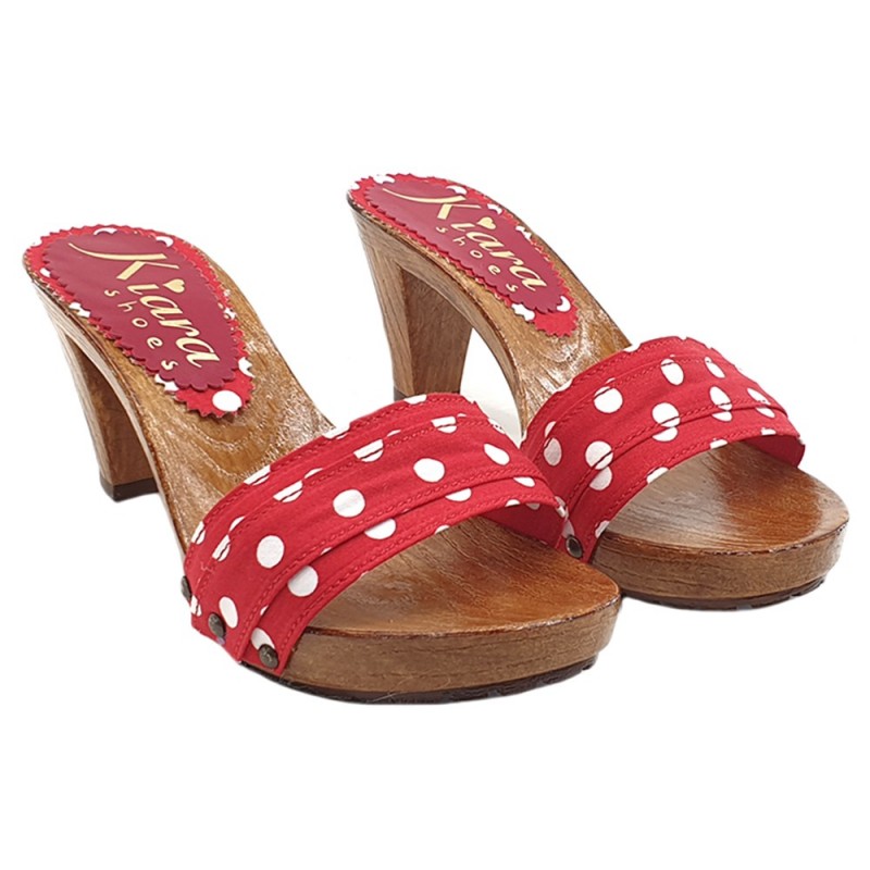 CÓMODOS ZUECOS ROJOS CON LUNARES BLANCOS