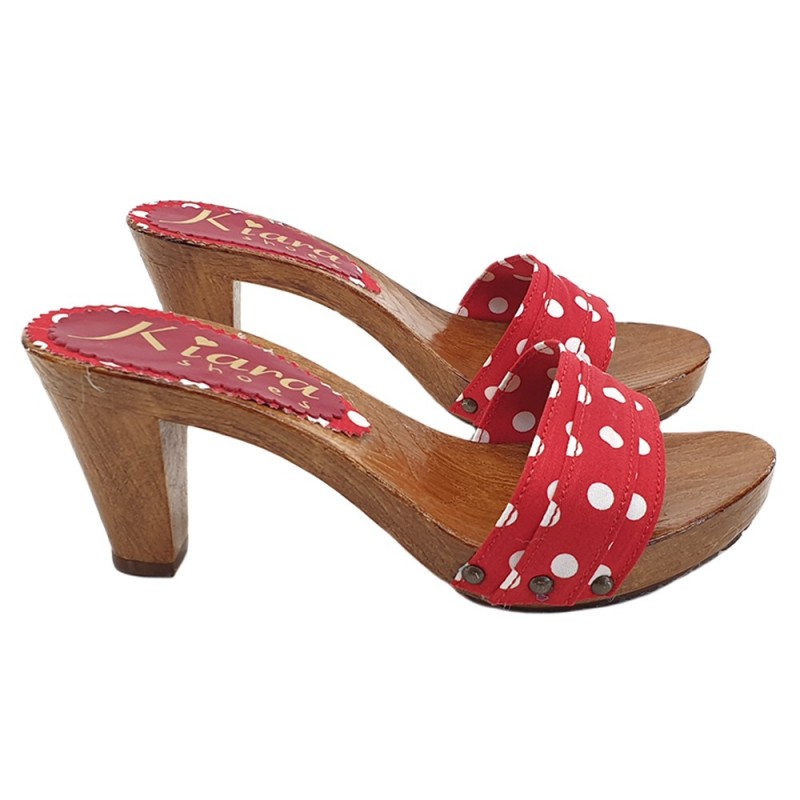 CÓMODOS ZUECOS ROJOS CON LUNARES BLANCOS