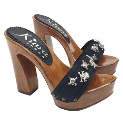 ZUECOS CON CALAVERAS Y TACONES CÓMODOS