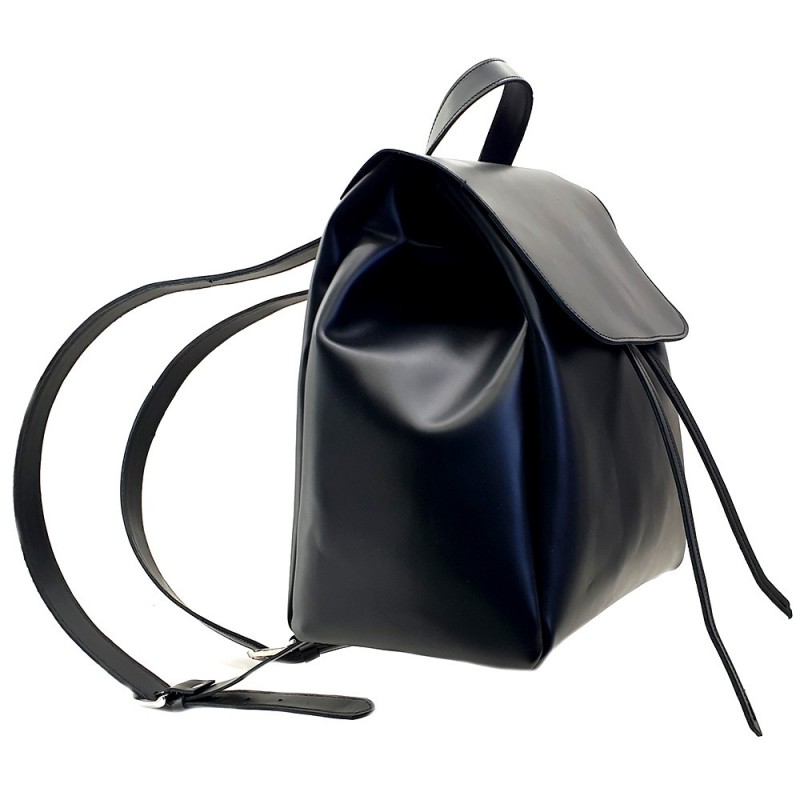 MOCHILA DE CUERO NEGRO