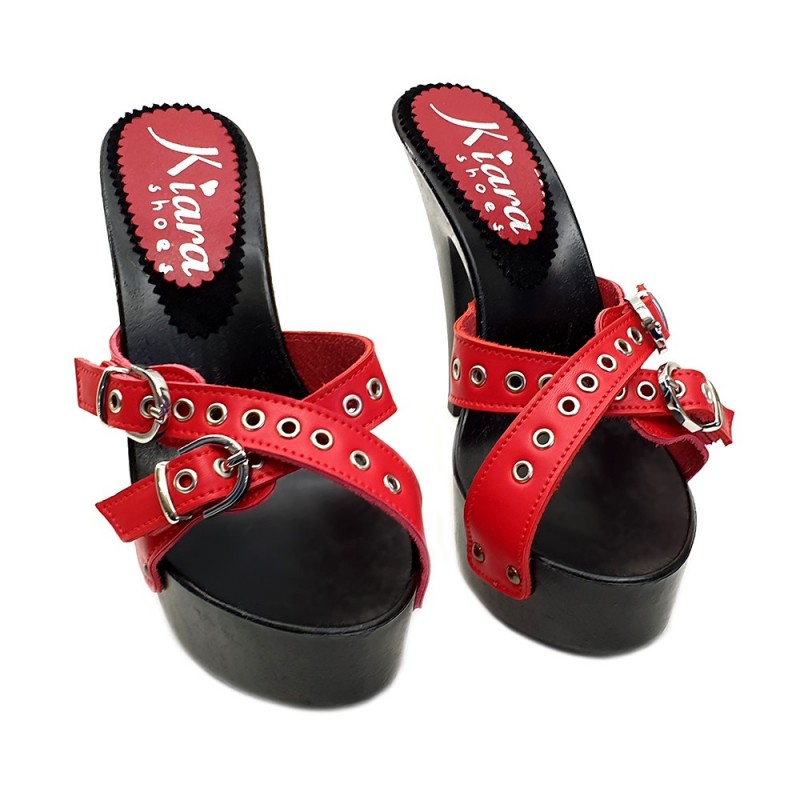 ZUECOS CON BANDAS DE CUERO ROJO ZUECOS CON BANDAS DE CUERO ROJO