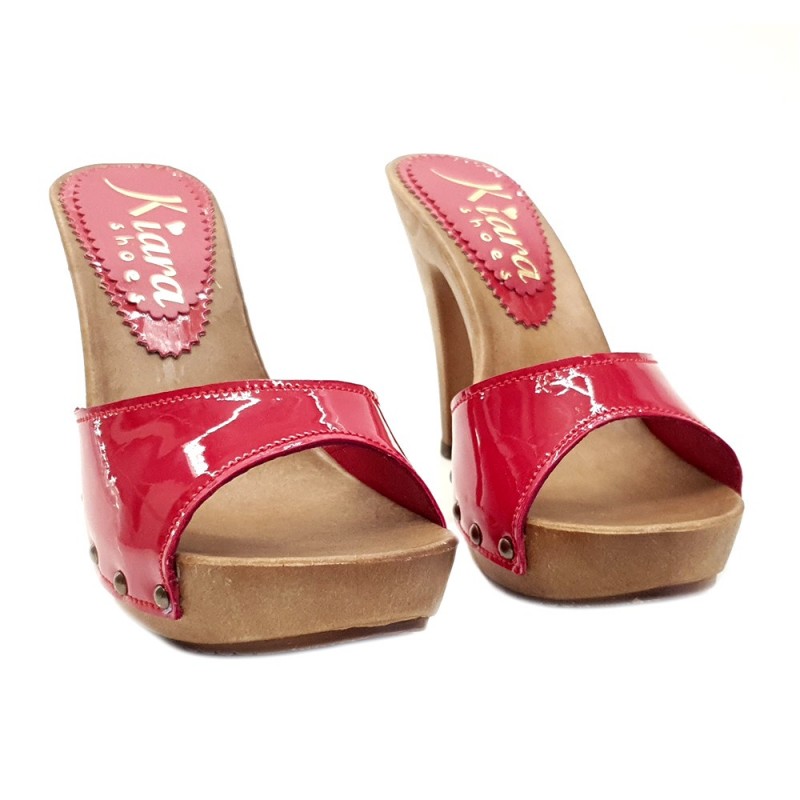 ZUECOS EN PINTURA ROJA CON TALÓN 11 ZUECOS EN PINTURA ROJA CON TALÓN 11