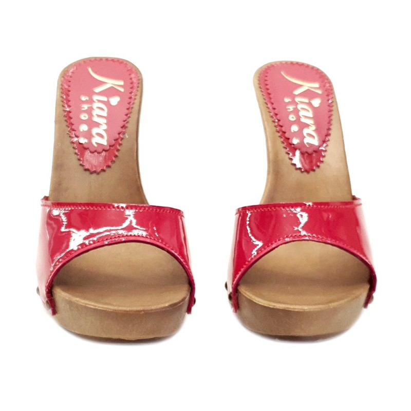 ZUECOS EN PINTURA ROJA CON TALÓN 11 ZUECOS EN PINTURA ROJA CON TALÓN 11