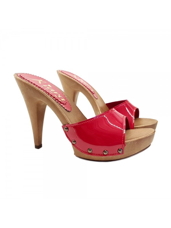 ZUECOS EN PINTURA ROJA CON TALÓN 11