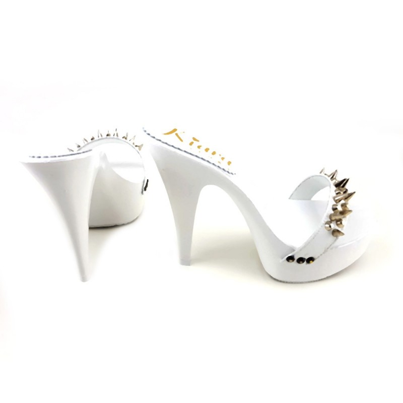 ZUECO BLANCO CON PUNTAS DE PLATA ZUECO BLANCO CON PUNTAS DE PLATA
