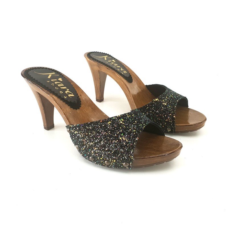 ZUECOS CON TACÓN NEGRO BRILLO 9