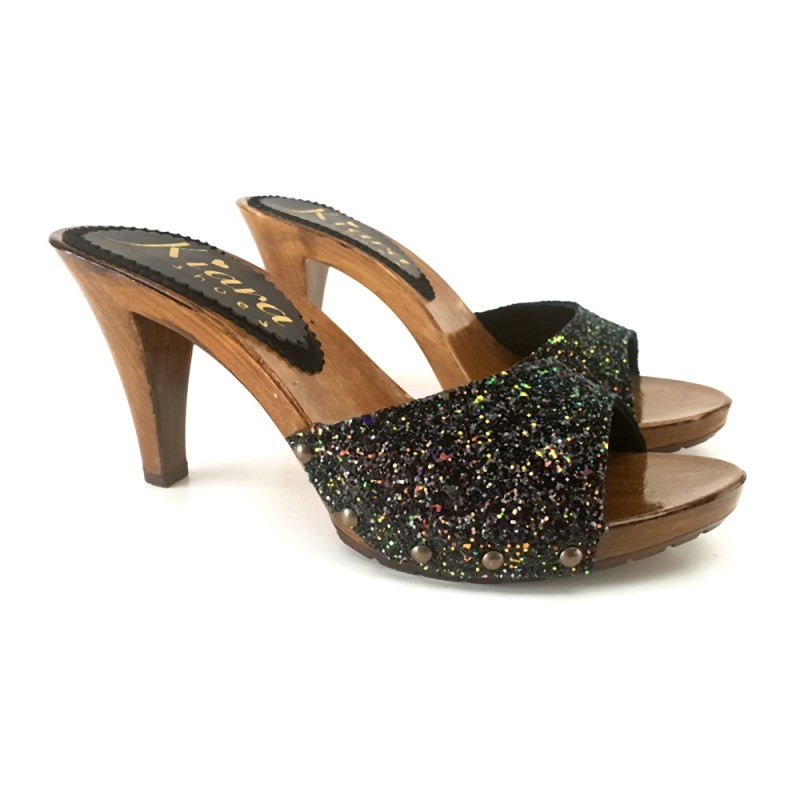 ZUECOS CON TACÓN NEGRO BRILLO 9