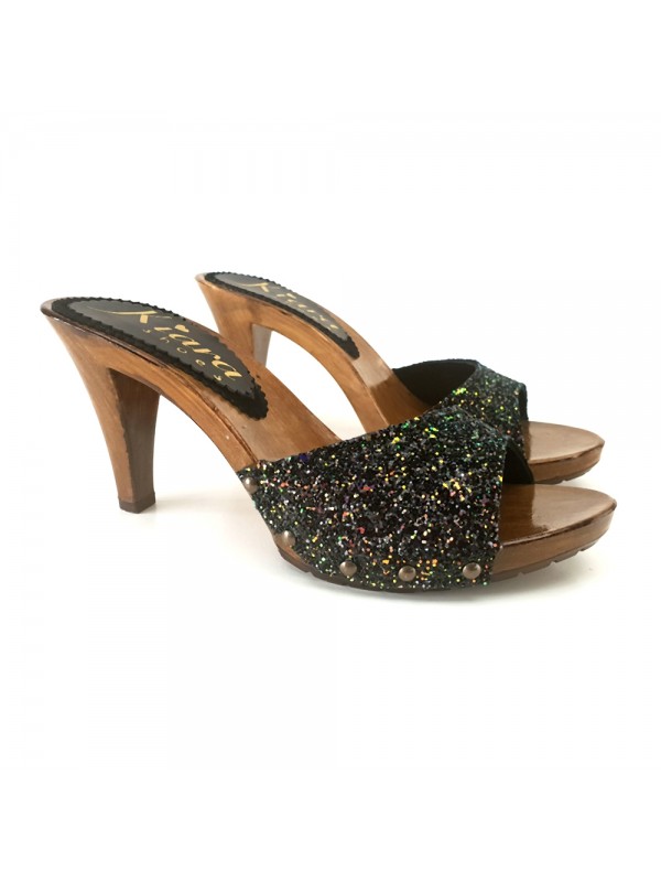 ZUECOS CON TACÓN NEGRO BRILLO 9