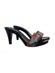 ZUECOS LACADOS NEGROS CON DECORACIÓN FLORAL SUPERIOR
