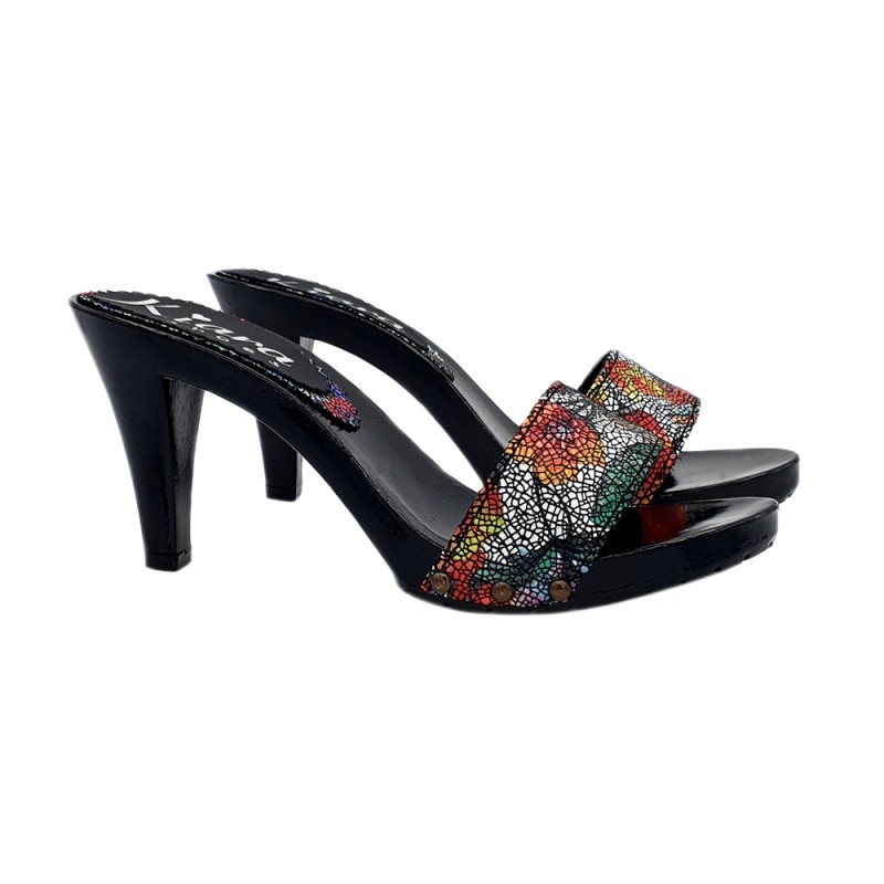 SCHWARZE LACKIERTE CLOGS MIT BLUMENDEKORATION OBERTEIL SCHWARZE LACKIERTE CLOGS MIT BLUMENDEKORATION OBERTEIL