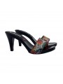 ZUECOS LACADOS NEGROS CON DECORACIÓN FLORAL SUPERIOR