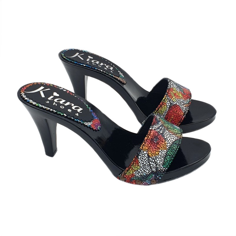 ZUECOS LACADOS NEGROS CON DECORACIÓN FLORAL SUPERIOR