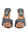 SCHWARZE LEDERCLOGS MIT BEQUEM ABSATZ