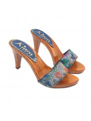 ZUECOS CON BANDA DECORADA EN CUERO NEGRO