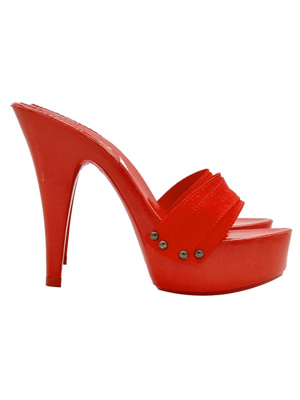 ROT LACKIERTE CLOGS MIT HOHEM ABSATZ