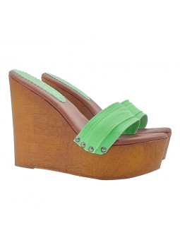 GRÜNE HOLZSCHUHE MIT KEILABSATZ