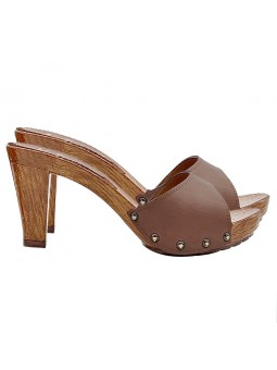 BRAUNE LEDERCLOGS MIT ABSATZ 7.5