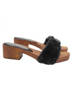 NIEDRIGE CLOGS MIT SCHWARZEM FELL