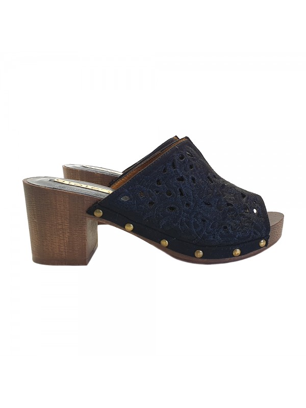 COMFORTABLE BLACK CLOGS WITH LACE BAND