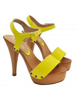 SANDALES EN CUIR JAUNE AVEC...