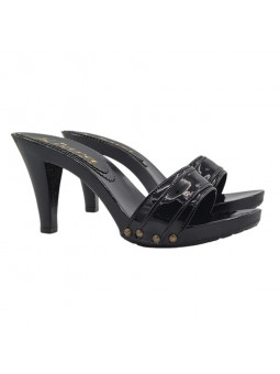 Sandalia negra con tacón...