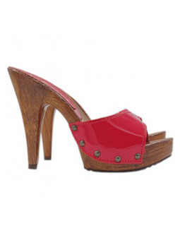 Sexy zuecos de charol rojo...